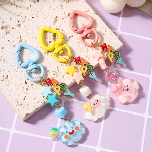 Porte-clés mignon avec perles HAPPY et pendentifs nuages sur une plaque de pierre texturée