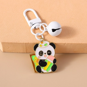 Détail du porte-clés panda mignon avec fermoir mousqueton blanc et clochette