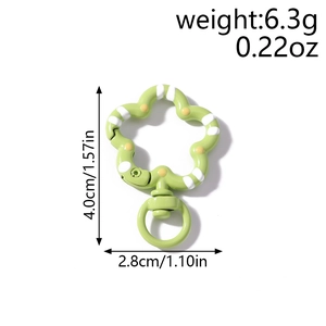 Detailed view of flower-shaped green keychain buckle with dimensions 4.0cm x 2.8cm