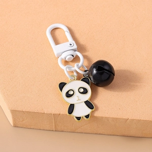 Détail d'un porte-clés panda mignon avec fermoir blanc mat et petit grelot noir