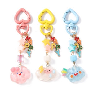 Porte-clés nuages colorés avec perles étoiles et fermoir coeur sur fond blanc