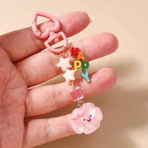 Détail du porte-clés nuage rose avec lettres HAPPY et mousqueton en forme de cœur