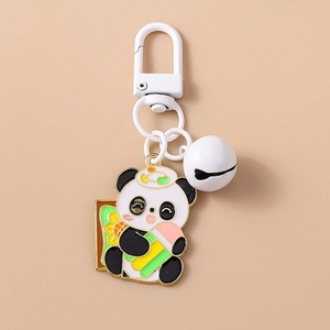 Détail du porte-clés panda mignon avec clochette blanche et finition en émail coloré