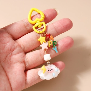 Gros plan d'un porte-clés perlé coloré avec pendentif HAPPY et breloque en forme de nuage