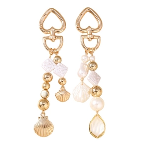 Porte-clés cœur doré avec perles et pendentifs coquillages sur fond blanc éclatant