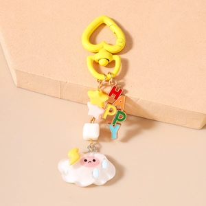 Détail des lettres HAPPY colorées et pendentif nuage avec fermoir coeur jaune