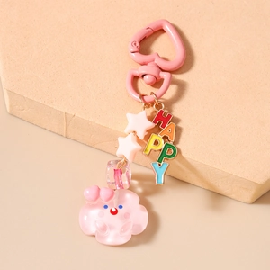 Détail d'un porte-clés rose avec pendentif HAPPY, étoiles et figurine nuage en résine