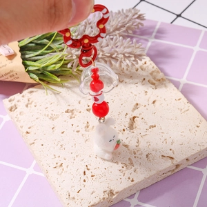 Detailansicht Hasen-Schlüsselanhänger mit Blumenverschluss und Plüschhase mit Erdbeere