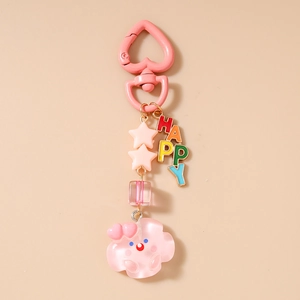 Détail d'un porte-clés rose avec perles HAPPY et pendentif en résine nuage mignon