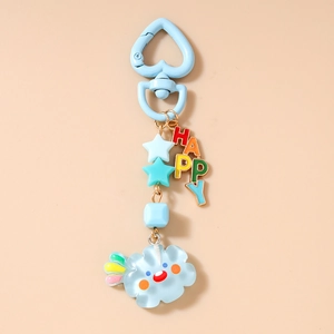 Détail d'un porte-clés nuage bleu clair avec perles et breloque Happy colorée