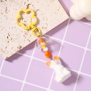 Detail eines weißen beflockten Maus-Anhängers mit bunten Perlen und Blumenclip