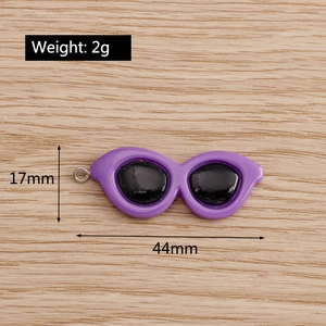 Macro-detail van een 44mm paarse hars zonnebrilhanger voor DIY-sieraden en ambachten