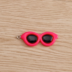 Creatieve rozerode zonnebril hanger met metalen ring voor DIY sieraden en handwerk