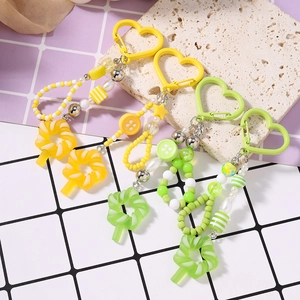 Portachiavi con perline colorate con moschettone a cuore e ciondoli a forma di ciambella