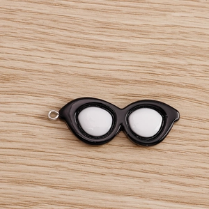 Detailopname van een brilvormige hanger voor het zelf maken van sieraden en accessoires