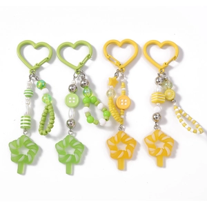 Portachiavi a cuore con perline e ciondoli a fiore e stella in verde e giallo
