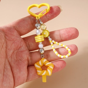 Dettaglio portachiavi a perline limone giallo con chiusura a cuore e ciondolo stella