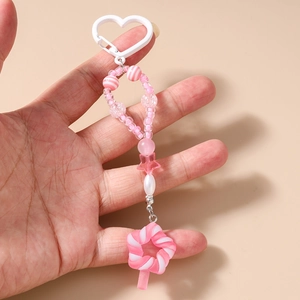 Detailansicht des rosa Perlen-Schlüsselanhängers mit Herzring und Lutscher-Anhänger