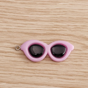 Detailweergave van roze kattenoog zonnebril hanger met zilveren ring voor DIY-werk