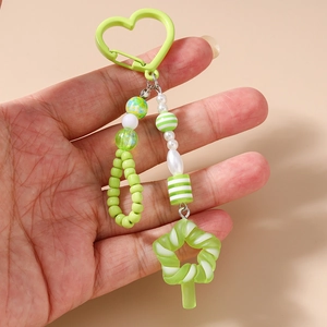 Dettaglio del portachiavi a perle verde chiaro con chiusura a cuore e stella