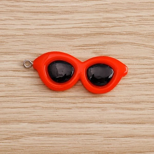 Creatieve rode zonnebril hanger met legering druppel olie voor DIY sieraden en sleutelhangers