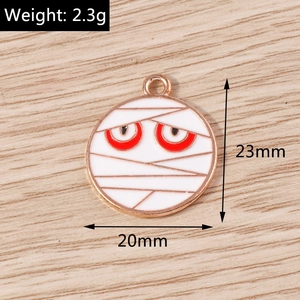 Vue macro montrant les dimensions et le poids du pendentif momie d'Halloween en émail