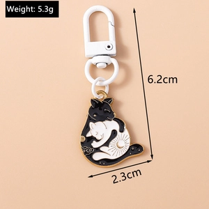 Porte-clés chat en métal affichant une hauteur de 6,2 cm et un poids de 5,3 g
