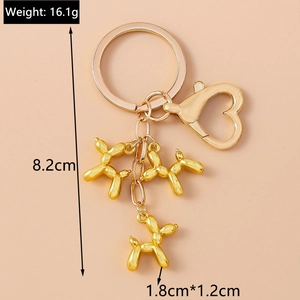 Detailansicht goldener Dackel-Schlüsselanhänger mit Herzverschluss, Länge 8,2 cm