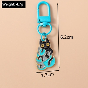 Détail d'un porte-clés chat noir mignon avec feuille bleue et dimensions 6,2 cm hauteur