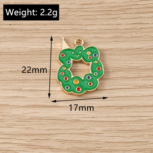 Macro view of Christmas wreath pendant showing 22mm by 17mm dimensions and weight