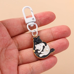 Porte-clés mignon chat noir et blanc avec breloques lune et soleil sur anneau doré