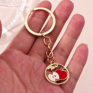 Porte-clés anneau doré avec pendentif pomme en émail rouge et gravure artistique