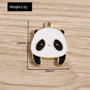 Vista dettagliata del ciondolo panda con peso 2,2g e dimensioni 24mm per 20mm