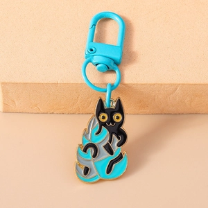 Détail du pendentif chat noir et feuille bleue avec bords dorés et fermoir homard