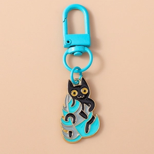 Détail du pendentif chat noir avec fermoir bleu et bordures métalliques dorées