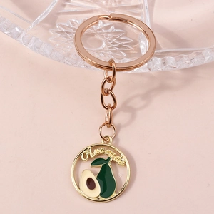 Détail d'un porte-clés avocat rond et creux avec anneau doré et texte artistique