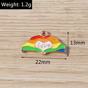 Détails des dimensions et du poids des pendentifs en forme de cœur arc-en-ciel avec love