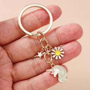 Modischer Schlüsselanhänger in Gold mit weißem Stern, Gänseblümchen und Einhorn-Anhänger