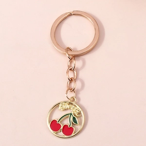 Détail du porte-clés pendentif cerise avec émail rouge et placage en or rose