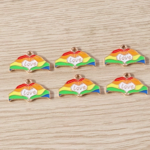 Pendentifs mains en cœur arc-en-ciel émaillé avec texte LOVE pour bijoux DIY