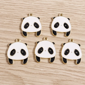 Dettaglio di cinque ciondoli a forma di panda in smalto per creazione di gioielli