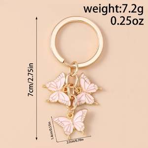 Détail du porte-clés papillon avec dimensions 7cm de long et breloques en émail rose
