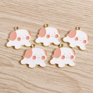 Dettaglio di cinque ciondoli a forma di cucciolo bianco con bordo dorato per gioielli DIY