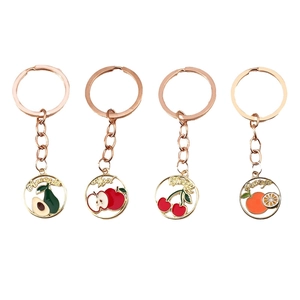 Lot de quatre porte-clés fruits en émail avec avocat cerise pomme et orange dorés