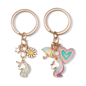 Schicke Einhorn-Schlüsselanhänger mit Regenbogenherzen und Blumenanhängern in Roségold