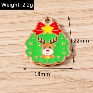 Detaillierte Makroansicht der 18 mm x 22 mm Abmessungen und des 2,2 g Gewichts eines Rentieranhängers