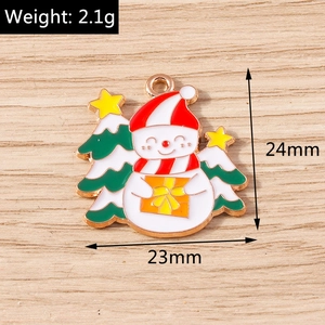 Makroansicht eines 24mm Emaille-Schneemann-Anhängers mit Tannenbaum für DIY-Schmuck