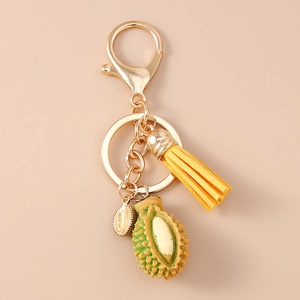 Détail d'un porte-clés pendentif durian avec gland jaune et quincaillerie en métal doré