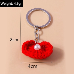 Detailansicht des 8cm roten Strickherz-Schlüsselanhängers mit Perle und Maßen