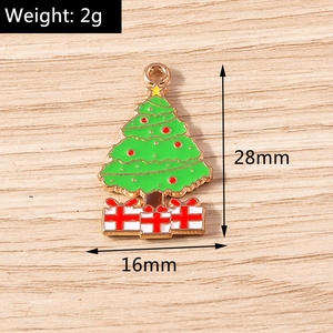 Detailansicht des Emaille Weihnachtsbaum Anhängers mit Geschenkboxen und Größenangabe